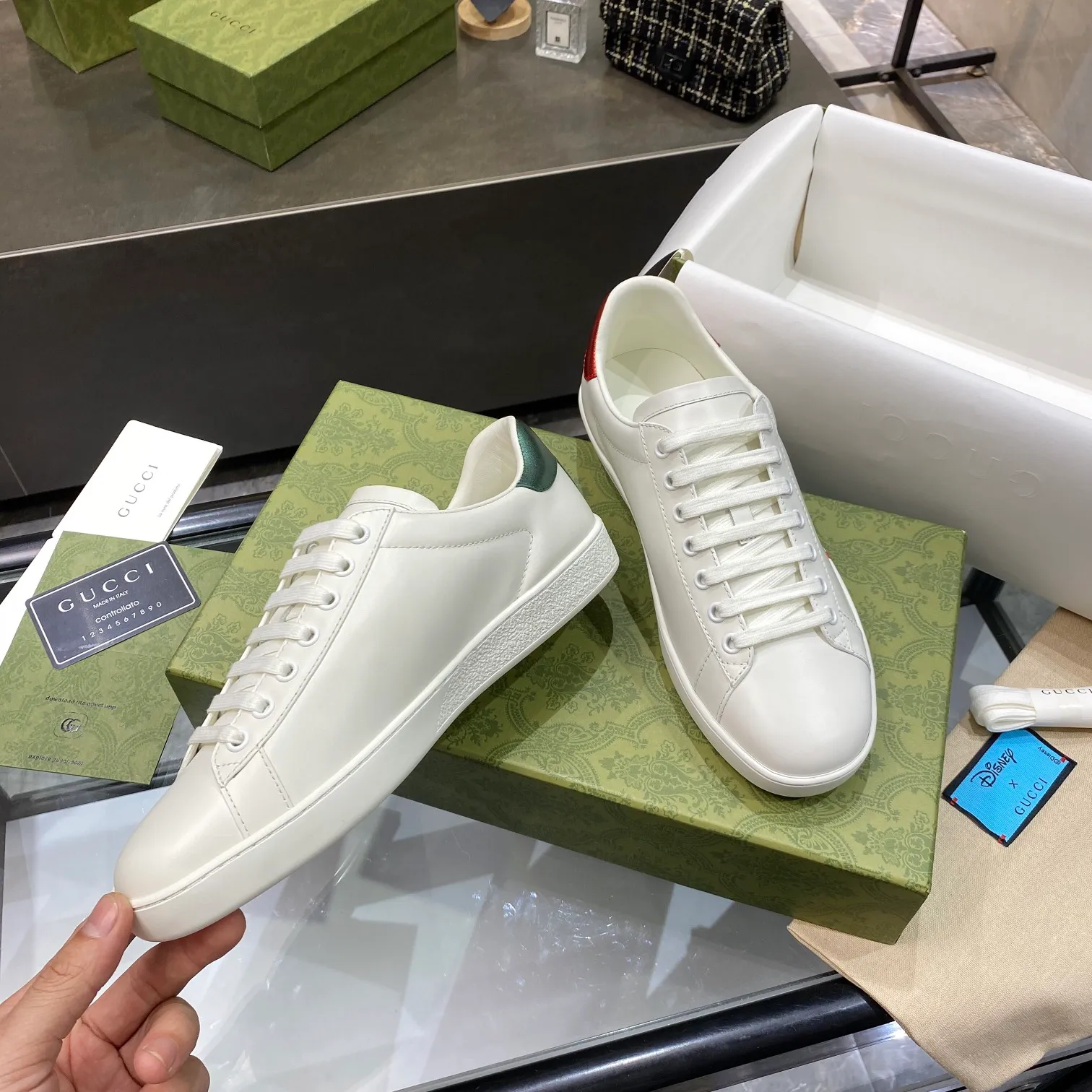 👟👟Ex-factory price 440👟👟 Men's size +10 Gucci's GG white shoes, the same style as Ni Ni, have been popular in recent years; new colors are constantly updated; stars, Internet celebrities, live broadcasts, etc. will definitely plant grass and call them. Classic fashion style, 5D drawing printing; electric embroidery surface, etc... Original customized cowhide color, first layer of cowhide inside, original outsole... Shiny color drawing/electric embroidery surface embellished on the side of the shoe body, package production process‼ Size: Female 35-40# Male 39-46#